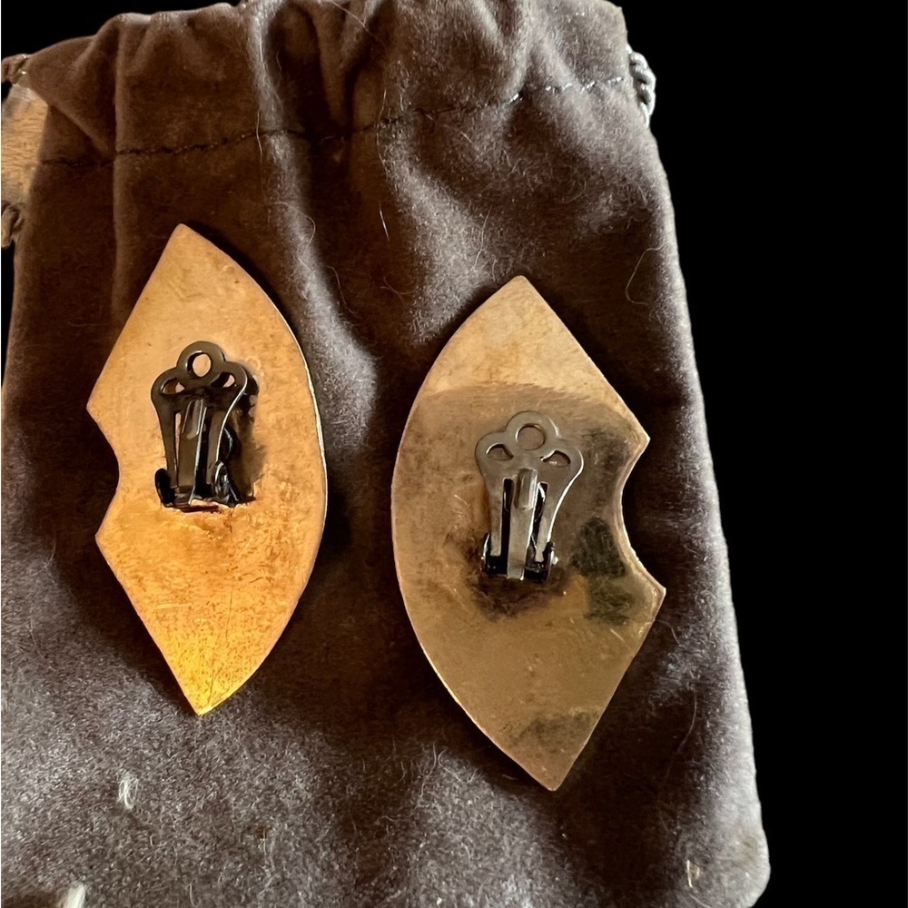 Silver ridged clip-on earrings, half circles, elegant. - Picture 2 of 4